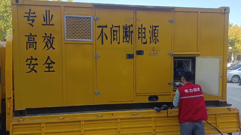 江城柴油发电机组和UPS电源配合使用时，如何避免切换过程中的电力中断？